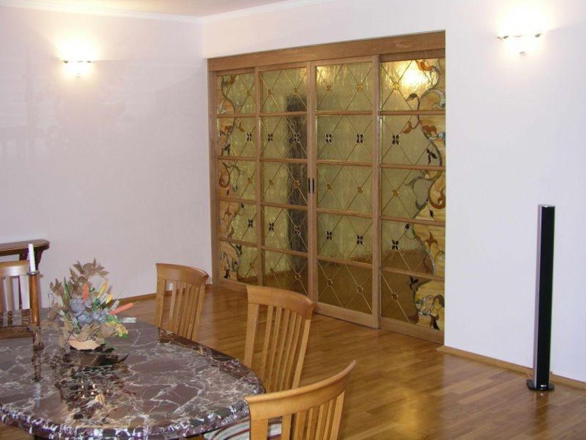 Перегородка для гостиной с цветным стеклом и декоративными вставками Азов