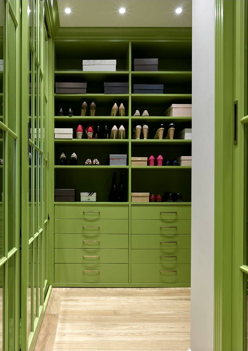Г-образная гардеробная комната в зеленом цвете Азов