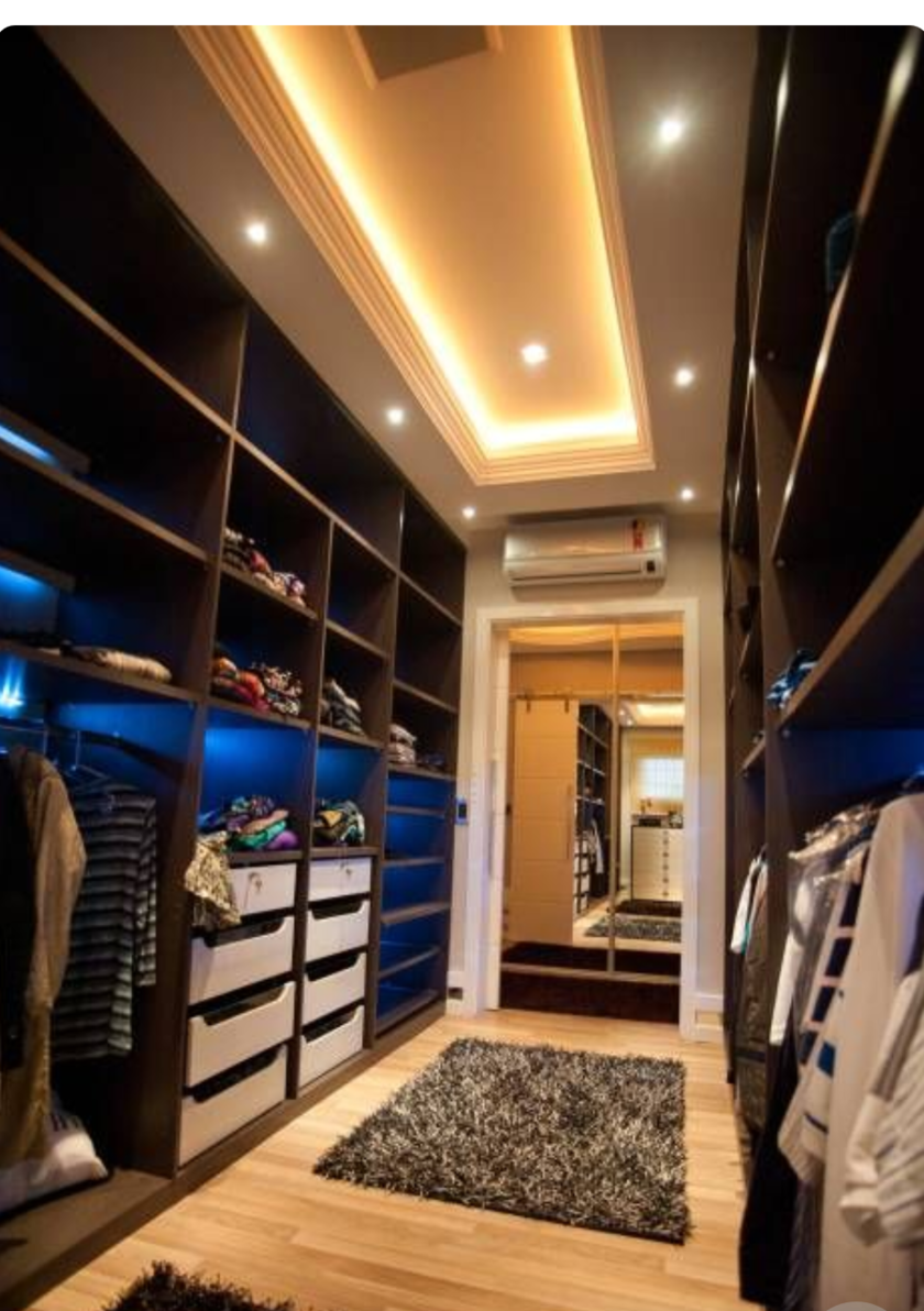 Большая открытая гардеробная комната с комбинированным наполнением Азов