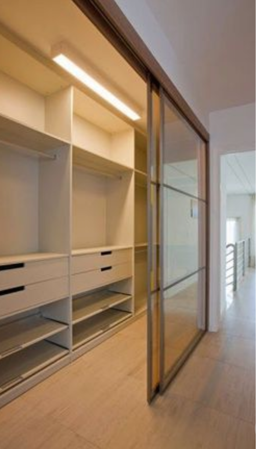 Линейная гардеробная комната с дверями купе Азов