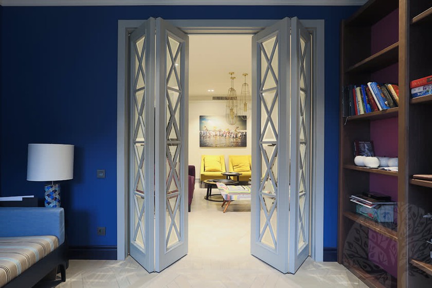 Двери гармошка  для гостиной со стеклами с разделителями Азов