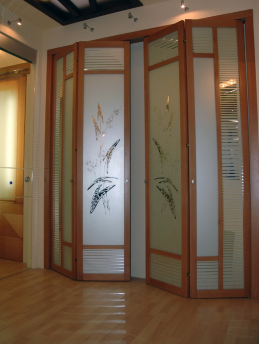 Широкие двери гармошка с матовым стеклом и рисунком Азов