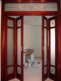 Дверь гармошка с декоративными стеклянными вставками Азов